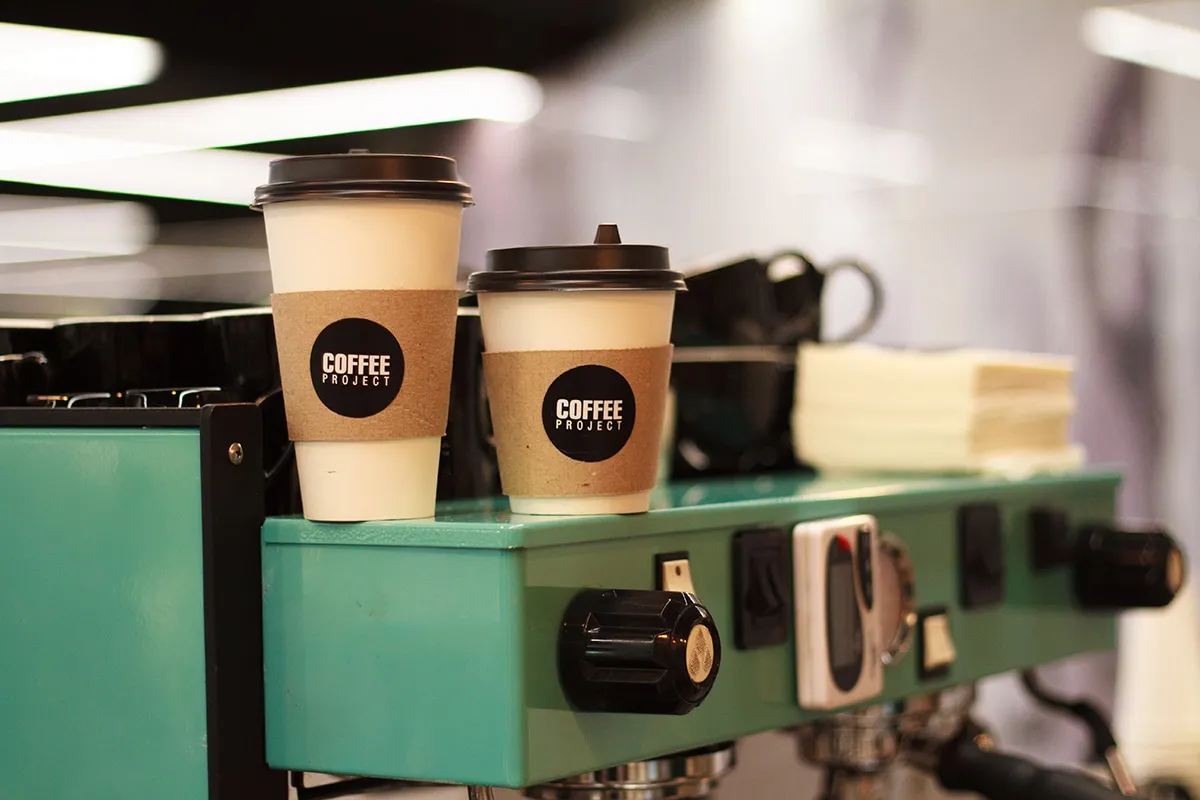 Два стакана кофе Coffee Project на кофемашине