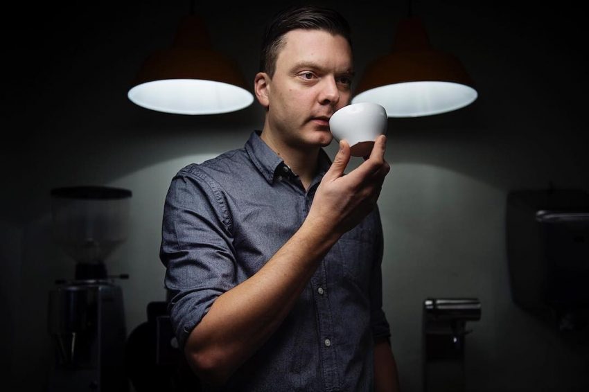Тим Вендельбо изучает аромат кофе
